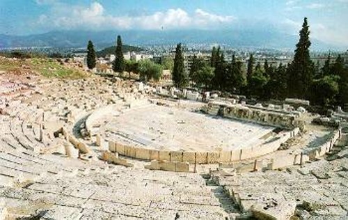 Το αρχαίο θέατρο του Διονύσου κάτω από την Ακρόπολη ήταν το φωτογραφικό φόντο της παρουσίασης