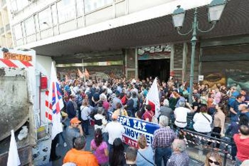 Με παρατεταγμένα τα απορριμματοφόρα, οι εργαζόμενοι στους ΟΤΑ διαδήλωσαν την αγανάκτησή τους για την κατάργηση των ΒΑΕ στον κλάδο
