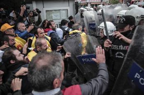 Σε Κωνσταντινούπολη (φωτ.) και άλλες πόλεις, η αστυνομία επενέβη κατά απεργών που κατήγγειλαν το μακελειό