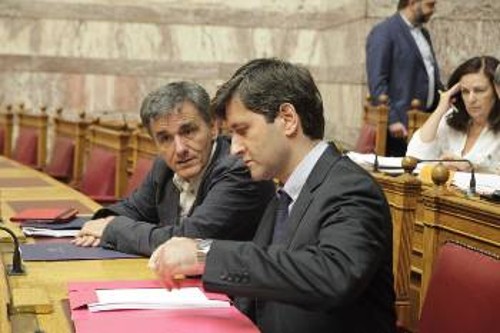 Ο Γ. Χουλιαράκης (στη φωτ. με τον Ευ. Τσακαλώτο) εκπροσώπησε τη συγκυβέρνηση στο χτεσινό αντιλαϊκό παζάρι στο Euro Working Group