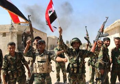 Σύροι στρατιώτες σε περιοχή στη Χάμα που ανακατέλαβαν
