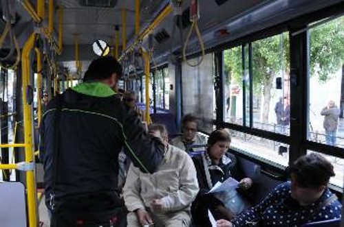 Συνδικαλιστές από τις Μεταφορές μοιράζουν το κάλεσμα του ΠΑΜΕ μέσα σε τρόλεϊ