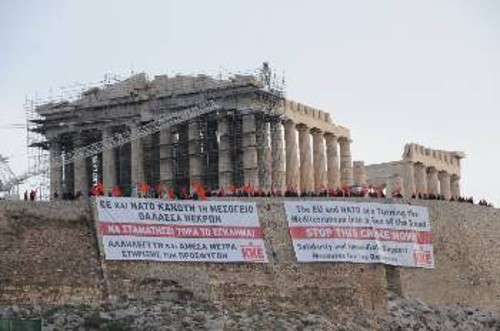 Πανό του ΚΚΕ στο βράχο της Ακρόπολης για το Προσφυγικό, τον Οκτώβρη του 2015