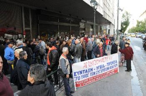Από παλιότερη διαμαρτυρία των συνταξιούχων έξω από το υπουργείο Εργασίας