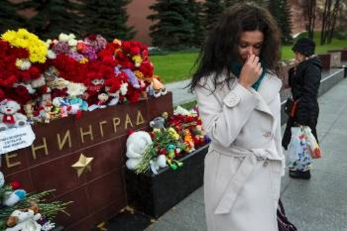Σε πολλά σημεία της Ρωσίας πολλοί άνθρωποι καταθέτουν μερικά λουλούδια στη μνήμη των τραγικών θυμάτων στην Αίγυπτο. Εδώ στο μνημείο του άγνωστου στρατιώτη στο Λένινγκραντ (Α. Πετρούπολη σήμερα)
