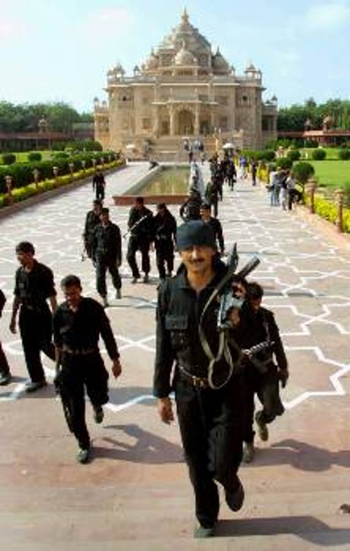 Μονάδα των ειδικών δυνάμεων στο Γκουτζαράτ, ενώ περνούν έξω από ένα ναό