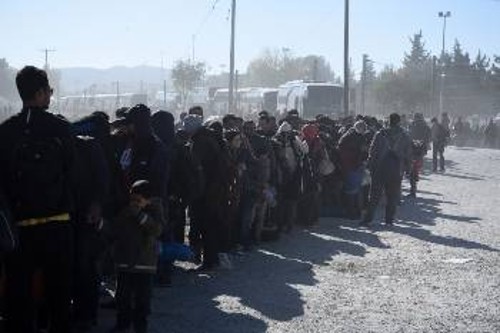 Χιλιάδες πρόσφυγες συσσωρεύονται στα σύνορα κρατών της Ευρώπης που χτίζουν φράχτες (η εικόνα από την Ειδομένη)