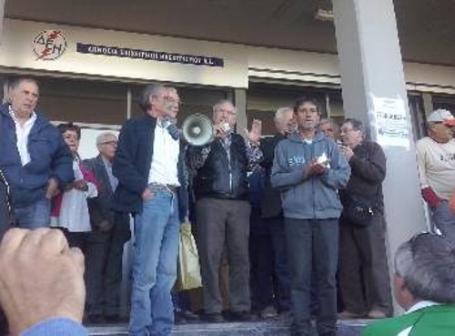 Συνδικαλιστές ενημερώνουν τους διαδηλωτές για τα αποτελέσματα της συνάντησης με εκπροσώπους της ΔΕΗ