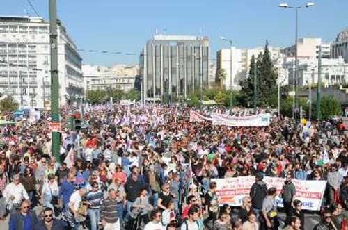 Από την απεργιακή διαδήλωση του ΠΑΜΕ στην Αθήνα στις 3 Δεκέμβρη