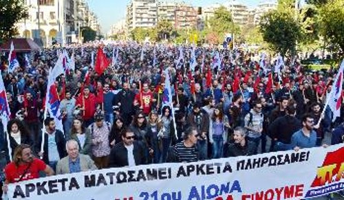 Από το μαζικό απεργιακό συλλαλητήριο του ΠΑΜΕ στη Θεσσαλονίκη στις 12 Νοέμβρη