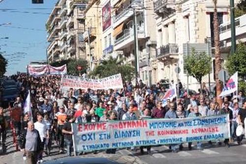 Η πορεία στον Πειραιά, με τη μαζικότητα και τη σύνθεσή της ξύπνησε μνήμες μεγάλων αγωνιστικών στιγμών του εργατικού κινήματος της πόλης