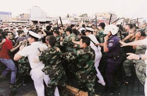 Την ώρα που φουντώνει ο απεργιακός αγώνας των ναυτεργατών, η κυβέρνηση - όπως και η προηγούμενη του ΠΑΣΟΚ - επιχειρεί να βαφτίσει«θύτες» τα θύματα του μακελειούστο λιμάνιτου Πειραιάτο 2002 (φωτ.)