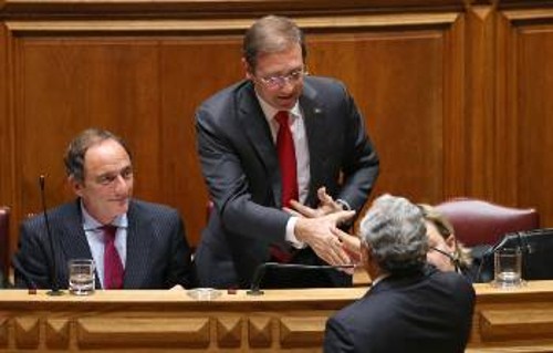 Ο ένας διαχειριστής (πρώην πρωθυπουργός Π. Κοέλιο - επάνω) και ο επίδοξος συνεχιστής του (Α. Κόστα - κάτω) στην πρόσφατη συζήτηση στη Βουλή