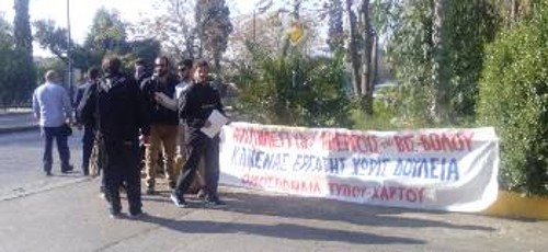 Στην «ΕΒΓΑ», οι εργαζόμενοι ανάρτησαν πανό και μοίρασαν την ανακοίνωσή τους για τους απεργούς της ΒΙΣ