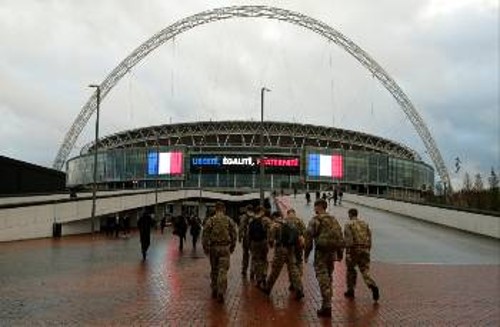 Βρετανοί στρατιώτες εισέρχονται στο Γουέμπλεϊ του Λονδίνου πριν από τη φιλική αναμέτρηση Αγγλίας - Γαλλίας