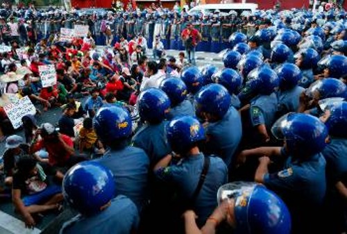 Από τις λαϊκές διαμαρτυρίες στη Μανίλα, στη Σύνοδο των χωρών Ασίας και Ειρηνικού