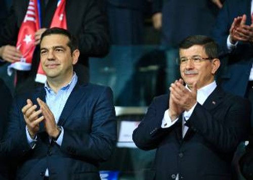 Μετά το χτεσινό φιλικό ποδοσφαιρικό αγώνα Τουρκίας - Ελλάδας, Αλ. Τσίπρας και Α. Νταβούτογλου μπαίνουν σήμερα στο «ψητό» των επαφών τους