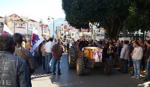 Από τη συμμετοχή των αγροτών στα απεργιακά συλλαλητήρια του ΠΑΜΕ, στις 12 Νοέμβρη