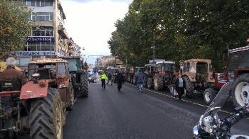 Τρακτέρ παρατεταγμένα στους δρόμους των Τρικάλων σε περσινή αγροτική κινητοποίηση