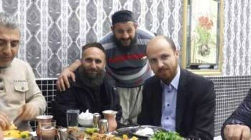 Φωτογραφία του Μπιλάλ Ερντογάν (εκ δεξιών) με διοικητή τζιχαντιστών του «Μετώπου Νούσρα» μετά από πλούσιο δείπνο σε εστιατόριο της Κωνσταντινούπολης, όπως δημοσιεύτηκε στο παρελθόν στον τουρκικό Τύπο