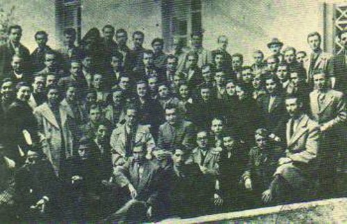 Ο Ν. Μπελογιάννης ανάμεσα σε στελέχη της σχολής στελεχών του ΕΑΜ στην Πελοπόννησο το 1944
