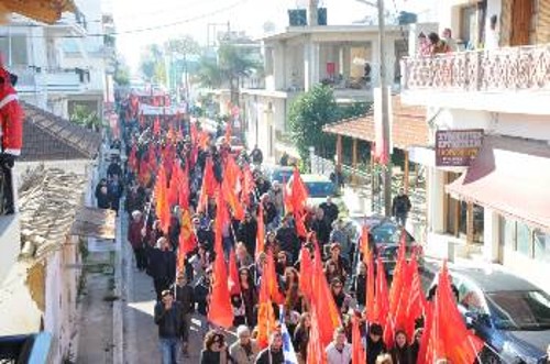 Οι Οργανώσεις του ΚΚΕ στην περιοχή και πλήθος κόσμου έφτασαν στο χώρο της συγκέντρωσης με πορεία στους δρόμους της Αμαλιάδας