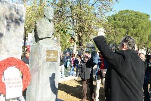 Κατάθεση στεφανιού από τον Γενικό Γραμματέα της ΚΕ του ΚΚΕ, Δημήτρη Κουτσούμπα, στο μνημείο του Νίκου Μπελογιάννη, στην Αμαλιάδα