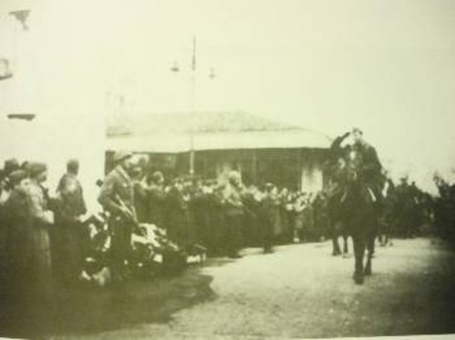 Ο Σαράφης στην κεντρική πλατεία της πόλης το 1943
