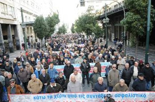 Η μαζική πανσυνταξιουχική διαδήλωση ανεβαίνει την οδό Σταδίου
