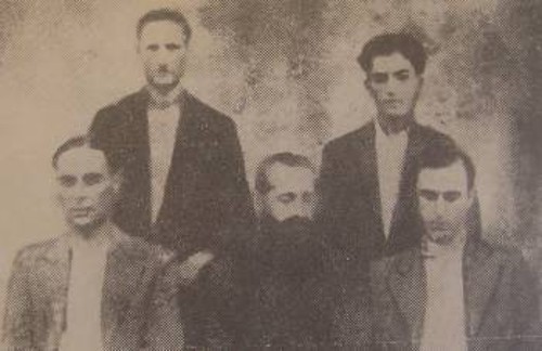 Οι πέντε από τους έξι προφυλακισμένους «πρωταίτιους» του συλλαλητηρίου: Από αριστερά καθιστοί οι Φώντας Κούρτης, παπα-Στάθης Κτενάς, Κώστας Λιβιτσάνος. Ορθιοι οι Θεοδόσης Λιβιτσάνος και Λεωνίδας Φίλιππας