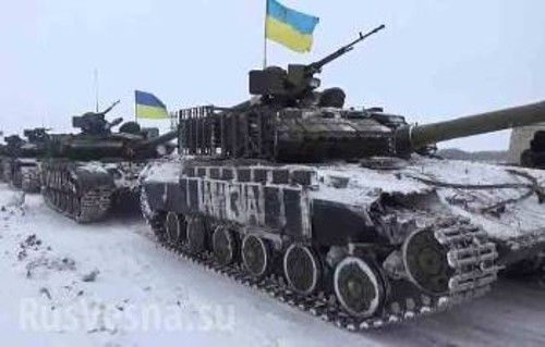 Αρματα μάχης του ουκρανικού στρατού προωθούνται κοντά στη γραμμή αντιπαράθεσης στην Ανατολική Ουκρανία