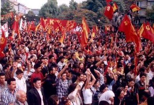 Αγκυρα, Οκτώβρης του 2002. Πέντε μέρες πριν το θάνατό του ο Θ. Παπαρήγας διαδηλώνει μαζί με τους συντρόφους του ΚΚ Τουρκίας