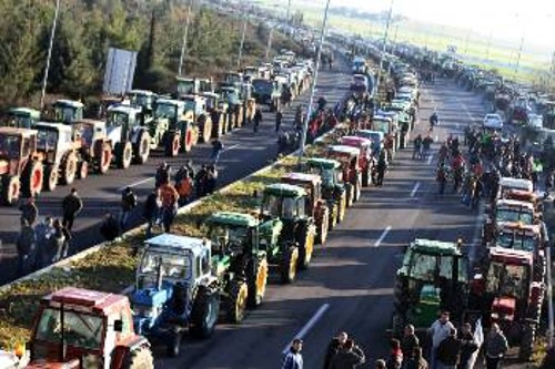 Ξεπερνούν τα 2.500 τα τρακτέρ που έχουν παραταχθεί στον Κόμβο της Νίκαιας
