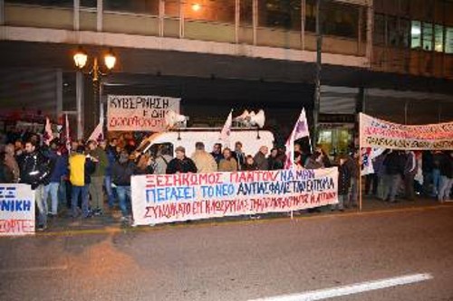 Παράσταση διαμαρτυρίας στο υπουργείο Εργασίας κλάδων της Βιομηχανίας