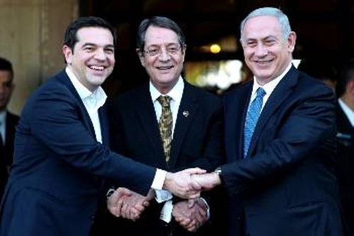 Από αριστερά Τσίπρας, Αναστασιάδης, Νετανιάχου σφίγγουν τα χέρια μετά τη λήξη της τριμερούς Συνόδου των τριών χωρών (Ελλάδας - Κύπρου - Ισραήλ) στη Λευκωσία στις 28.1.2016, δείγμα της λυκοσυμμαχίας τους