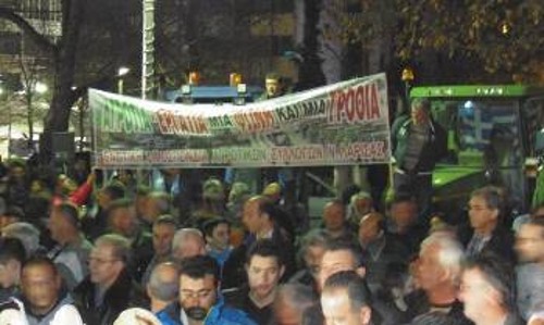 Στιγμιότυπα από το συλλαλητήριο την Παρασκευή το βράδυ στη Λάρισα