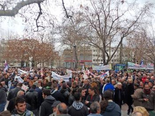 Η απεργιακή διαδήλωση που οργάνωσε το Εργατικό Κέντρο στη Λάρισα ξεπέρασε κάθε προσδοκία. Η κεντρική πλατεία γέμισε και χιλιάδες εργαζόμενοι, μαζί με τους αγρότες από το μπλόκο της Νίκαιας, αλλά και αυτοαπασχολούμενους της πόλης, συγκρότησαν μια από τις μαζικότερες συγκεντρώσεις των τελευταίων χρόνων