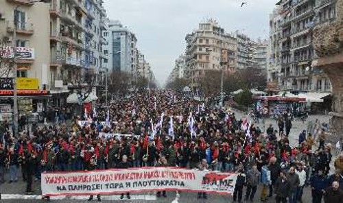 Η απεργιακή συγκέντρωση στη Θεσσαλονίκη ήταν μαζική. Σ' αυτό συντέλεσαν η πρωινή περιφρούρηση στη Βιομηχανική Περιοχή, αλλά και η μάχη που έδωσαν για την επιτυχία της απεργίας τα ταξικά συνδικάτα της περιοχής όλες τις προηγούμενες μέρες