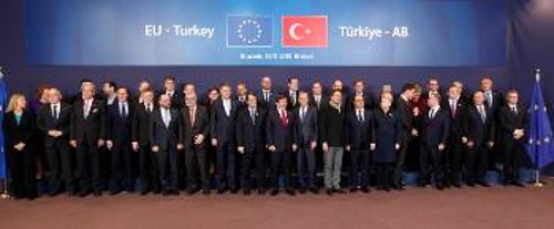 Η Σύνοδος Κορυφής ΕΕ - Τουρκίας, στις 29/11/2015 (φωτ.), αποτέλεσε «σημείο καμπής» στη «δημιουργία μιας νέας ορμής», τονίζουν οι δύο πλευρές