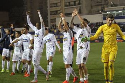 Την πρόκριση στα ημιτελικά του Κυπέλλου πανηγύρισαν οι παίκτες του Ατρομήτου μετά τη νίκη τους επί του Παναθηναϊκού