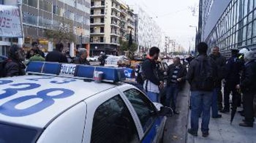 Οι αγρότες από τα μπλόκα στα Πραιτώρια και τα Μεγάλα Χωράφια, μπλοκαρισμένοι από την Αστυνομία πάνω στη Συγγρού