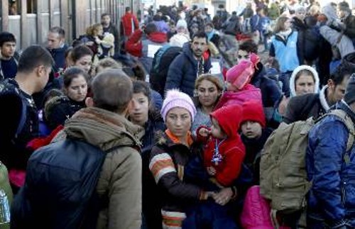 Χιλιάδες ξεριζωμένοι βρίσκονται στην ΠΓΔΜ στα σύνορα με τη Σερβία