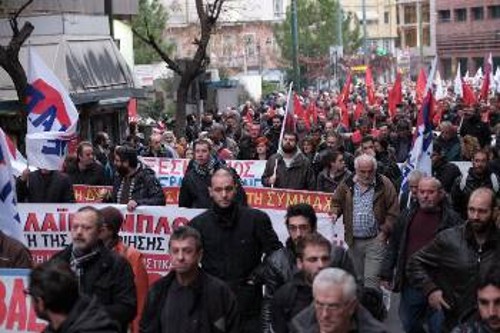 Μαχητική διαδήλωση αλληλεγγύης των εργατικών σωματείων κατευθύνεται στο Σύνταγμα