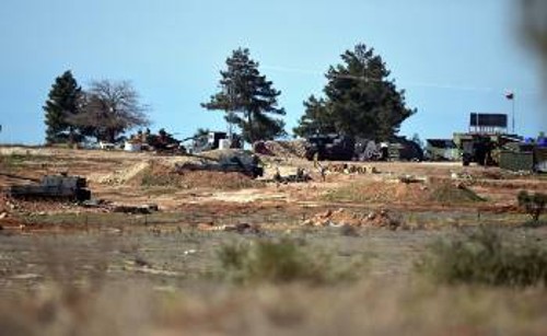 Τουρκικά στρατεύματα επιχειρούν κοντά στα σύνορα με τη Συρία