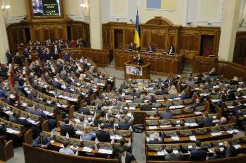 Η ουκρανική Βουλή κατά τη συζήτηση της πρότασης μομφής κατά της κυβέρνησης του Α. Γιάτσενιουκ