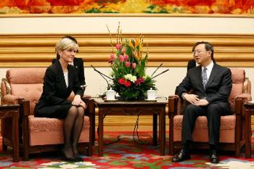 Από τη συνάντηση της Αυστραλέζας ΥΠΕΞ Τζ. Μπίσοπ με σύμβουλο του Ανώτατου Κρατικού Συμβουλίου της Κίνας Γιάνγκ Τζιεσί