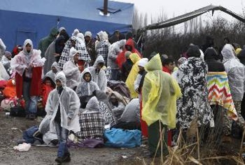 Πρόσφυγες εγκλωβισμένοι στα σύνορα με την ΠΓΔΜ