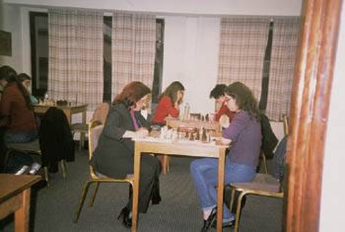Η σκακίστρια Ευδοκία Μακαντάνη (αριστερά) σε αγώνες από πρόσφατο τουρνουά
