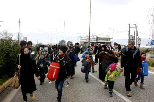 Πρόσφυγες ξεκίνησαν με τα πόδια από τη Λαμία προς την Ειδομένη...