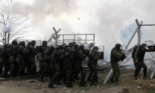 Αστυνομικές δυνάμεις της ΠΓΔΜ επιτίθενται στους πρόσφυγες
